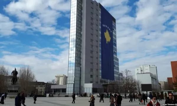 Si e cenon politika punën e gazetarëve në Kosovë?