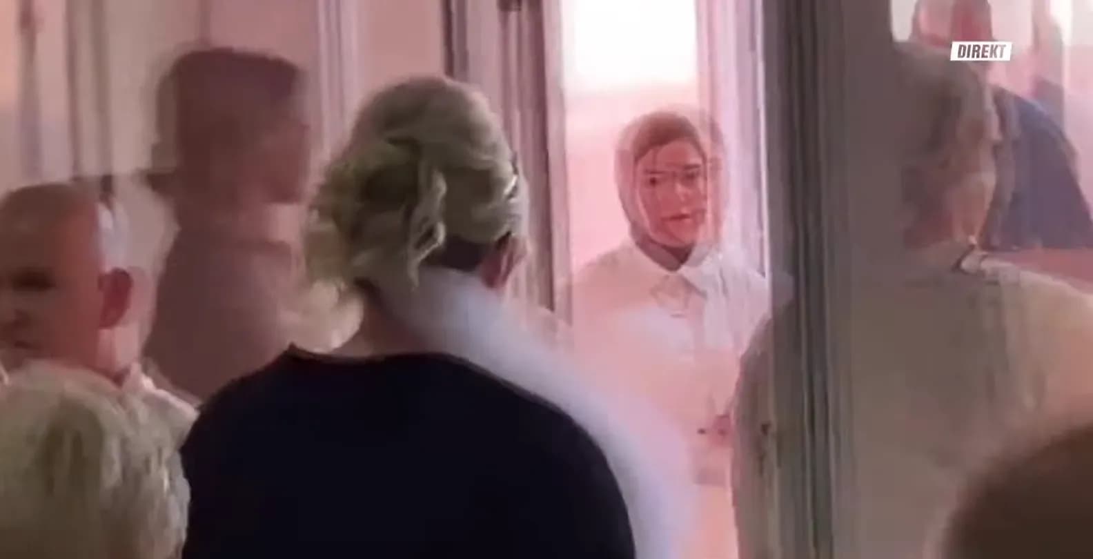 Nusja shkon me “duvak” për të votuar
