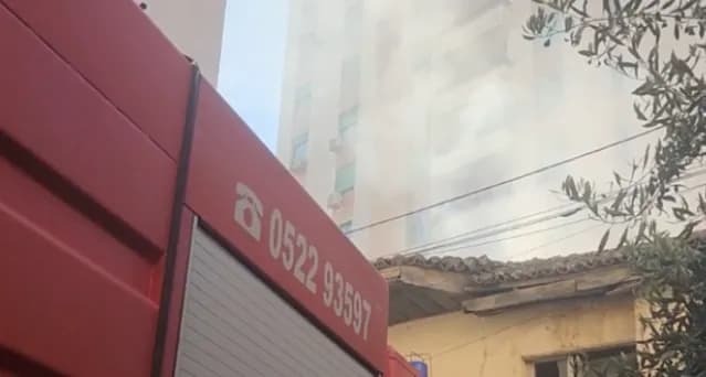 Dy banesa përfshihen nga zjarri në Durrës
