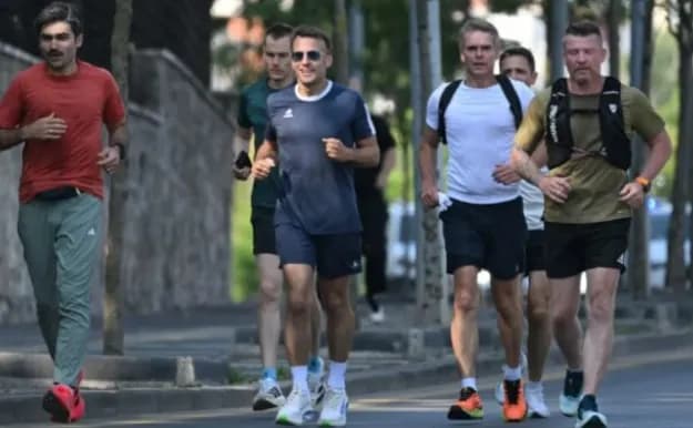 Macron vesh atletet dhe del për vrap në Ankara