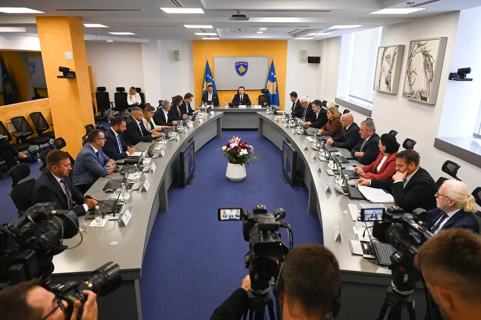 Qeveria në detyrë mban mbledhje, merr disa vendime