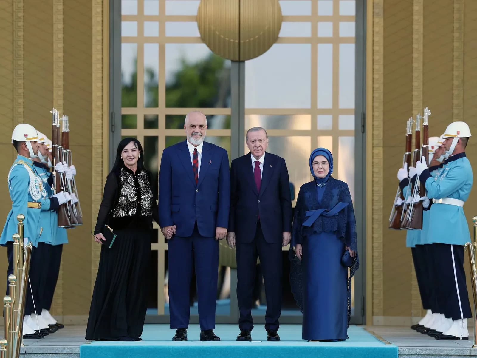 Rama publikon “foton e ditës” nga Samiti i NATO-s