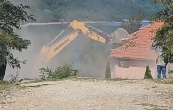 Pamje nga rrënimi i motelit “Jezero” në zonën e Ujmanit