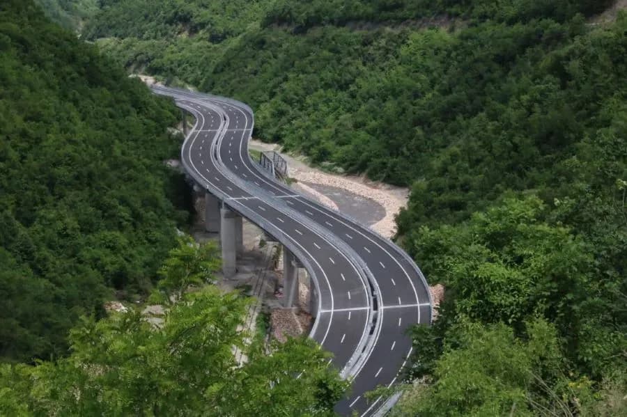 Të shtunën në autostrada s’lejohen kamionët me mbi 20 ton