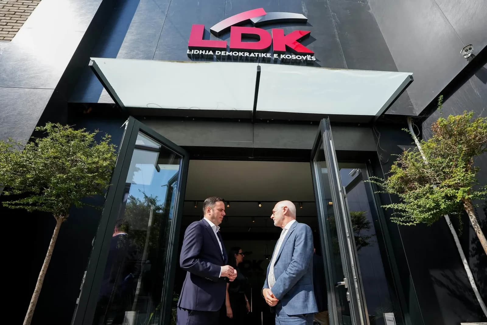 Abdixhiku pret në takim lamtumirës ambasadorin francez