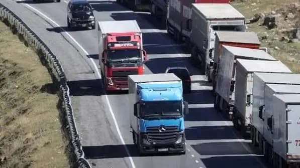 Nesër kufizohet qarkullimi i automjeteve mbi 20 tonë në autoudhë