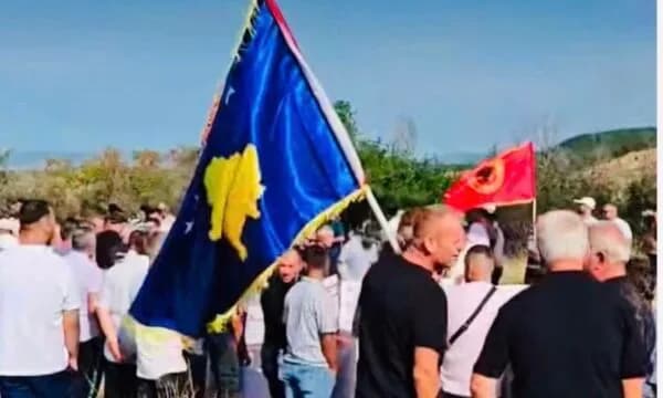 Latifi për protestën në Vushtrri: Injoranca në aksion, kundërshtojnë kishën duke tundur flamurin e Kastriotit