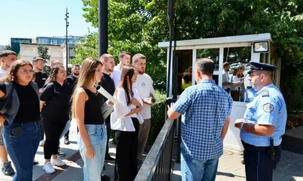 Rinia e PDK’së nesër zhvillon aksion simbolik para Qeverisë