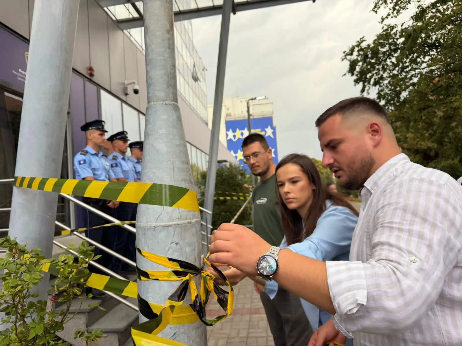 Të rinjtë e PDK-së rrethojnë Qeverinë me shirit rrezikshmërie: Kurti po e rrezikon demokracinë