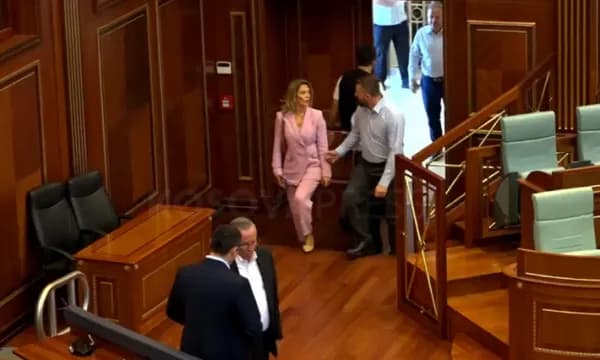 PDK e AAK në Kuvend, prezentë edhe Hamza e Haradinaj