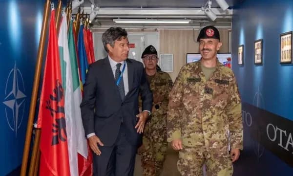 Koloneli i KFOR-it takon drejtorin e Qendrës Rajonale të OSBE-së në Pejë