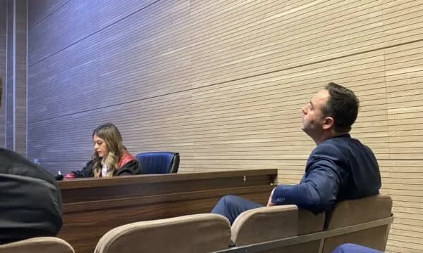 Gazi lotsjellës në Kuvend, sot nis rigjykimi i Glauk Konjufcës