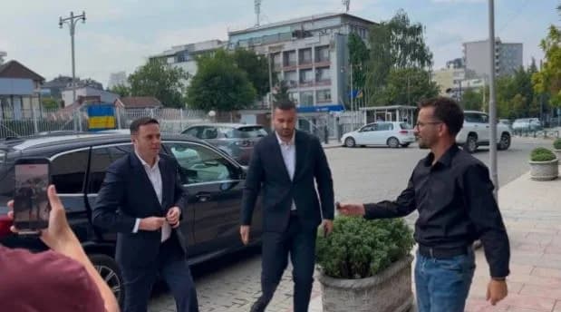Abdixhiku, Osmani e Haziri mbërrijnë në Kuvend për takim me Kurtin