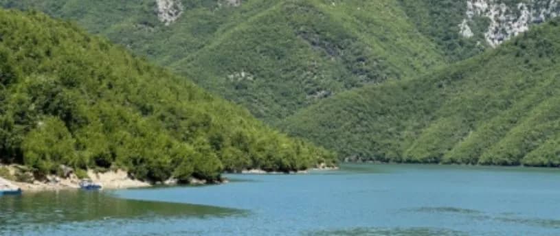 Përplasen dy mjete lundruese pranë Lumit të Shalës, lëndohen disa persona