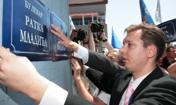 Vuçiq glorifikon sërish Mladiqin: Kërkon “varrim dinjitoz” për Kasapin e Ballkanit