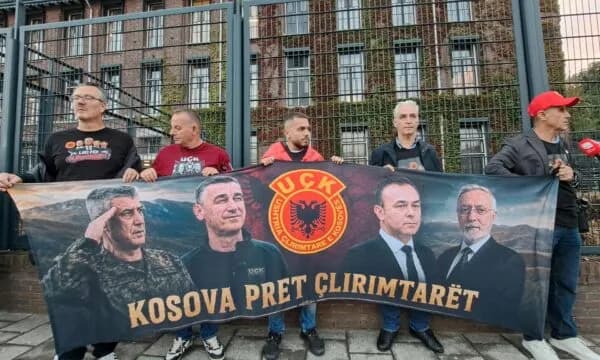 Mobilizimi nis në Hagë, qytetarët mblidhen para Speciales – pamje nga vendi i ngjarjes