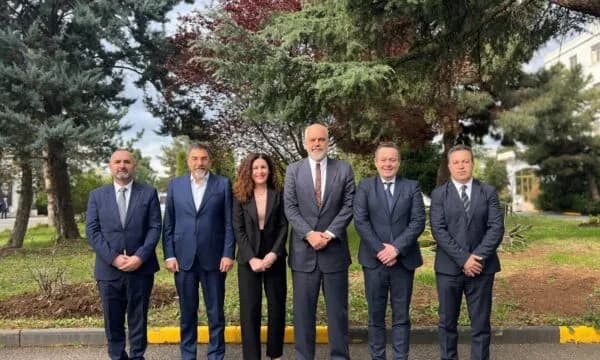Edi Rama e shkarkon menjëherë Vlora Hysenin nga pozita e drejtueses së inteligjencës shqiptare