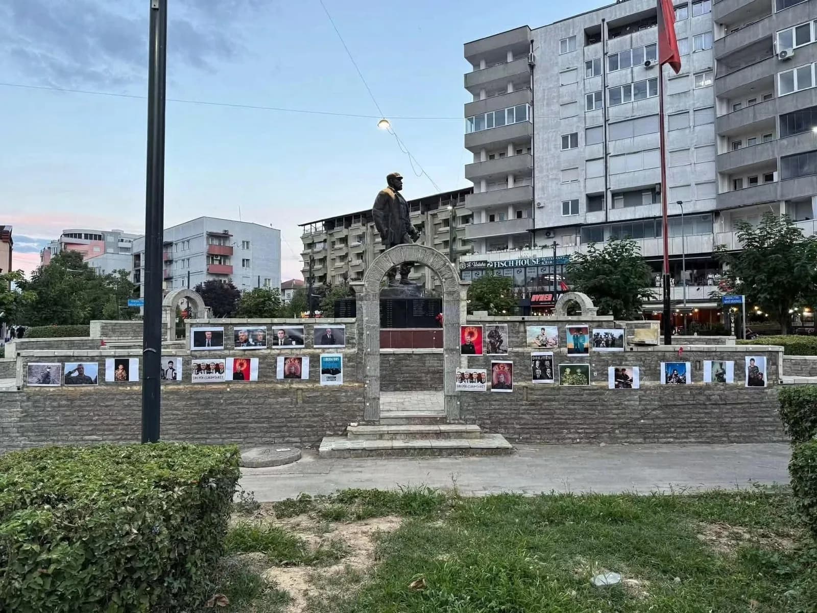 Kosova po pret, Klina pret Çlirimtarët