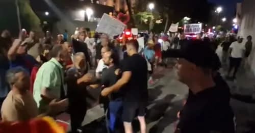 Përshkallzon protesta në Tiranë, protestuesit kërkojnë të hyjnë në ambientet e Kryeministrisë!