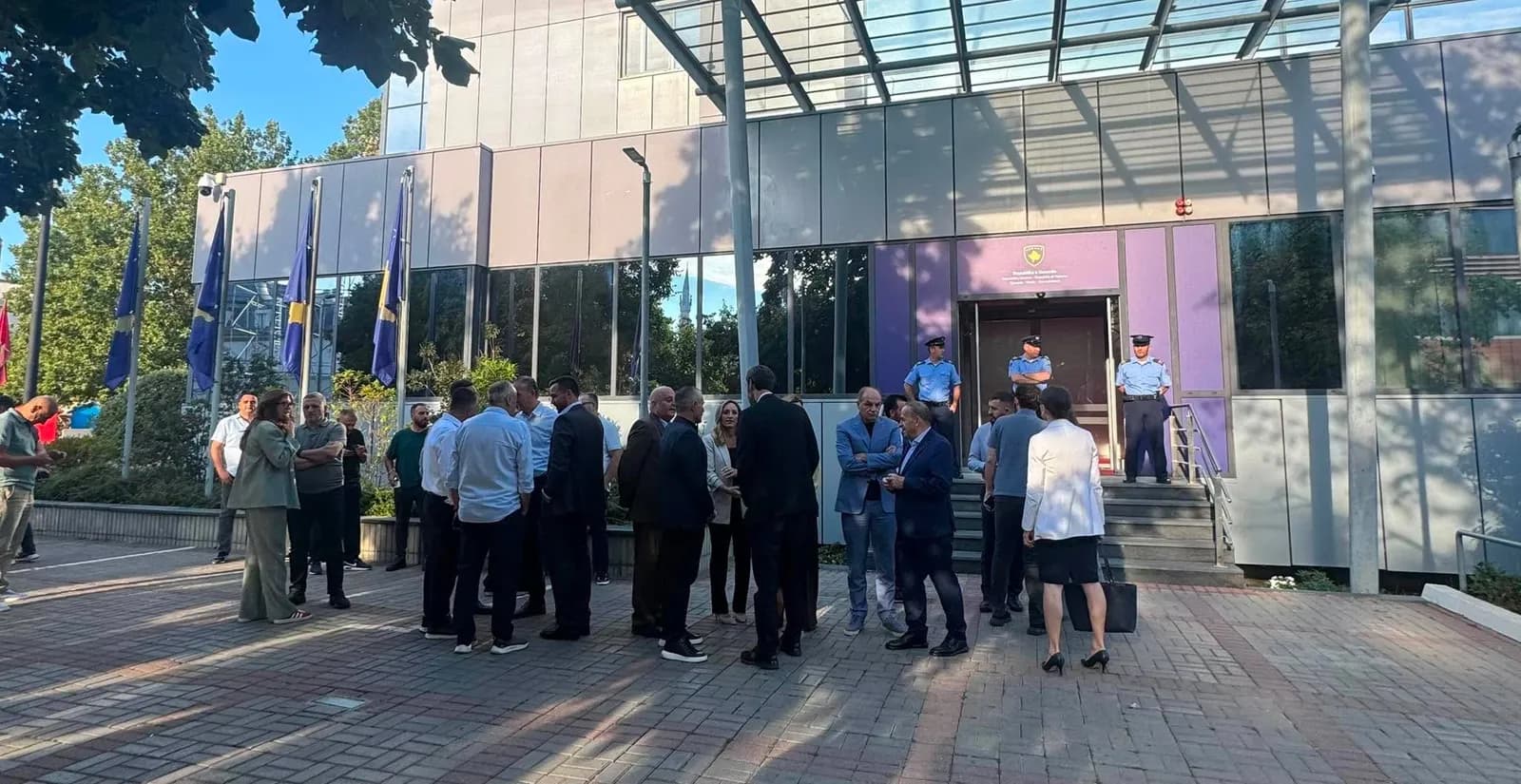 PDK vazhdon ta bllokojë hyrjen e Qeverisë, e presin Albin Kurtin që të dalë dhe të flasë me ta