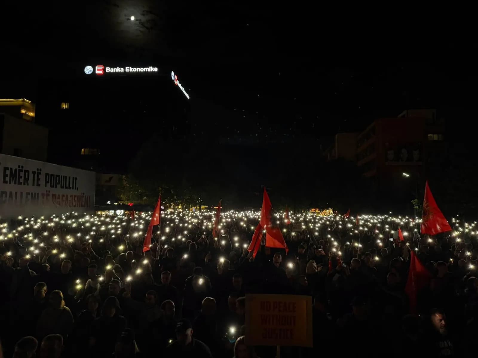 Shiu s’i ndal, mijëra qytetarë në natën e shtatë të protestës “Jo në emrin tim”