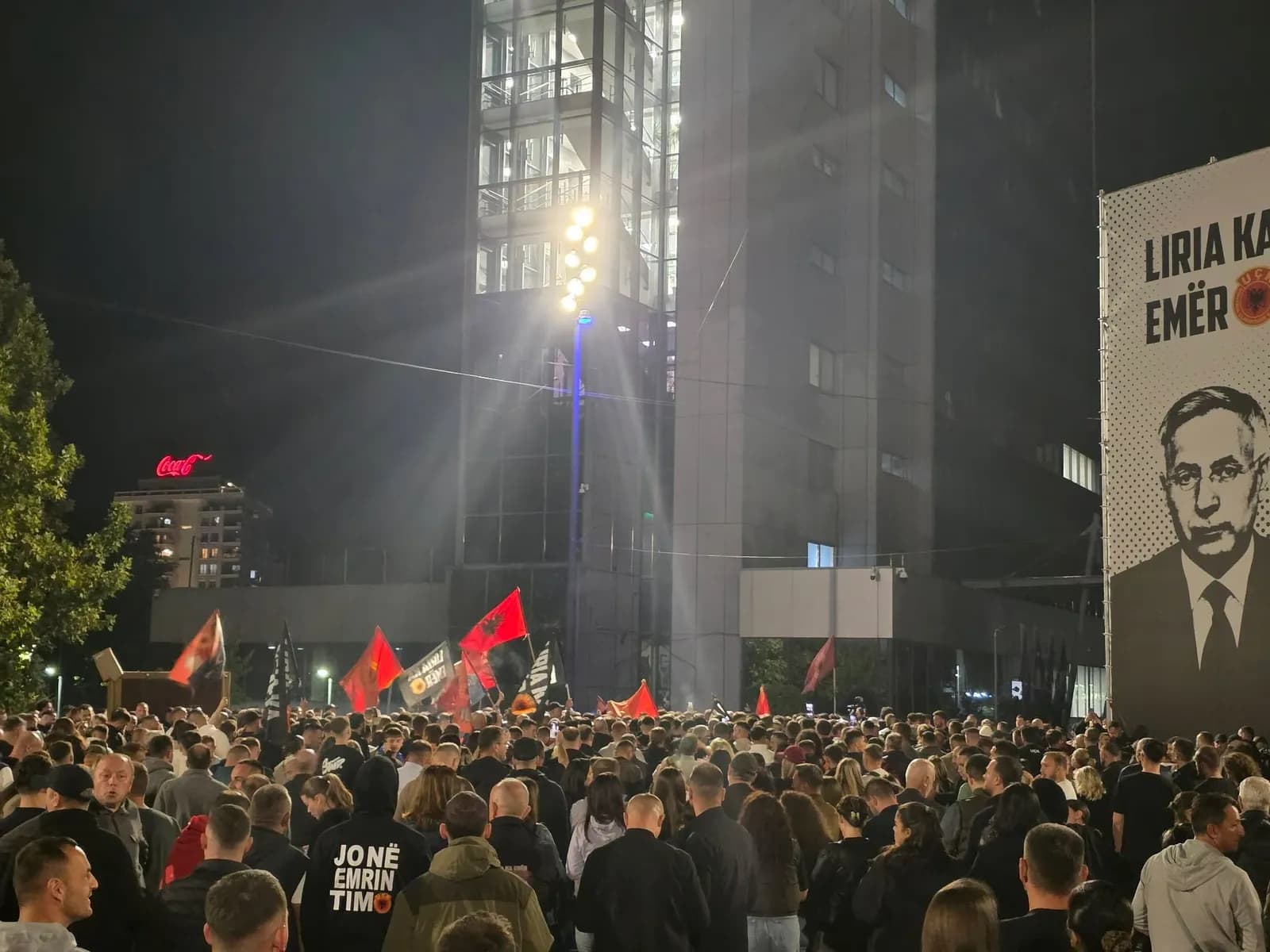 “Për shpihuna nuk ka falje” – Qytetarët i kërkojnë llogari Albin Kurtit para Qeverisë