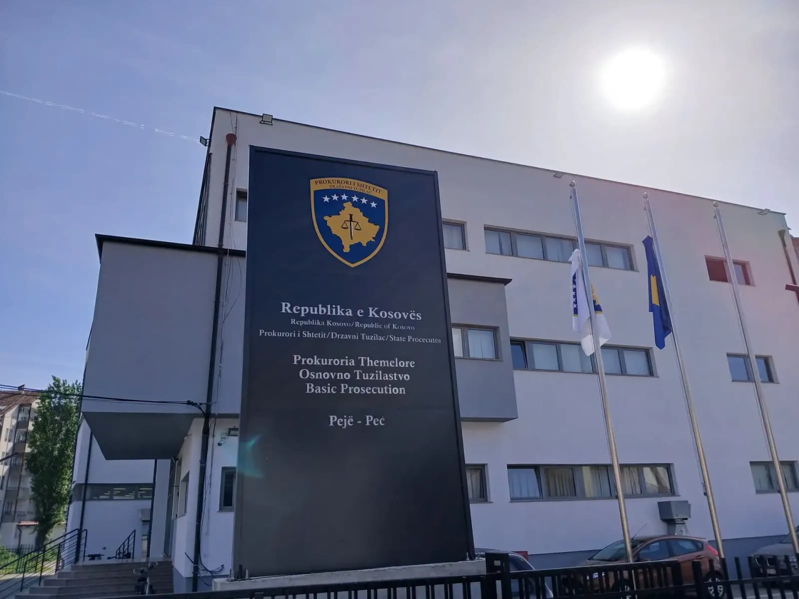 “Vrasje e rëndë”, ndalohet për 48-orë i dyshuari që vrau motrën dhe plagosi nënën në Klinë