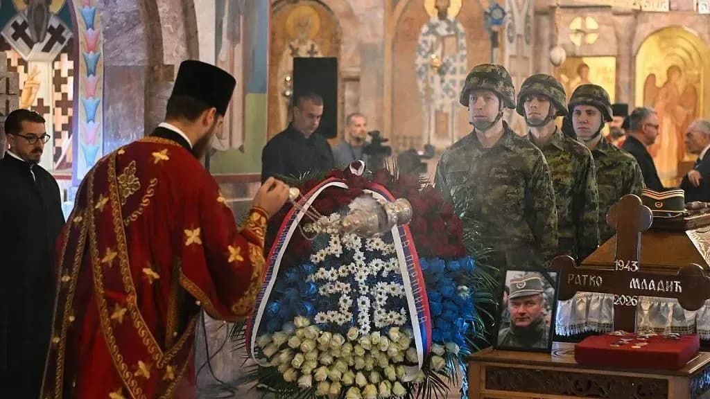Mijëra njerëz marrin pjesë në varrimin e Mlladiqit në Beograd