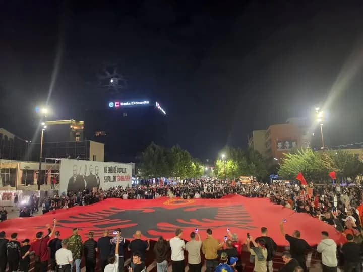 Ende pa filluar protesta, qindra qytetarë mblidhen në shesh