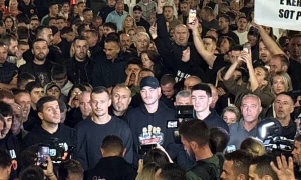 Memli Krasniqi nga protesta në shesh: Populli i Kosovës çlirimtarët e vet i ka shpallë të pafajshëm