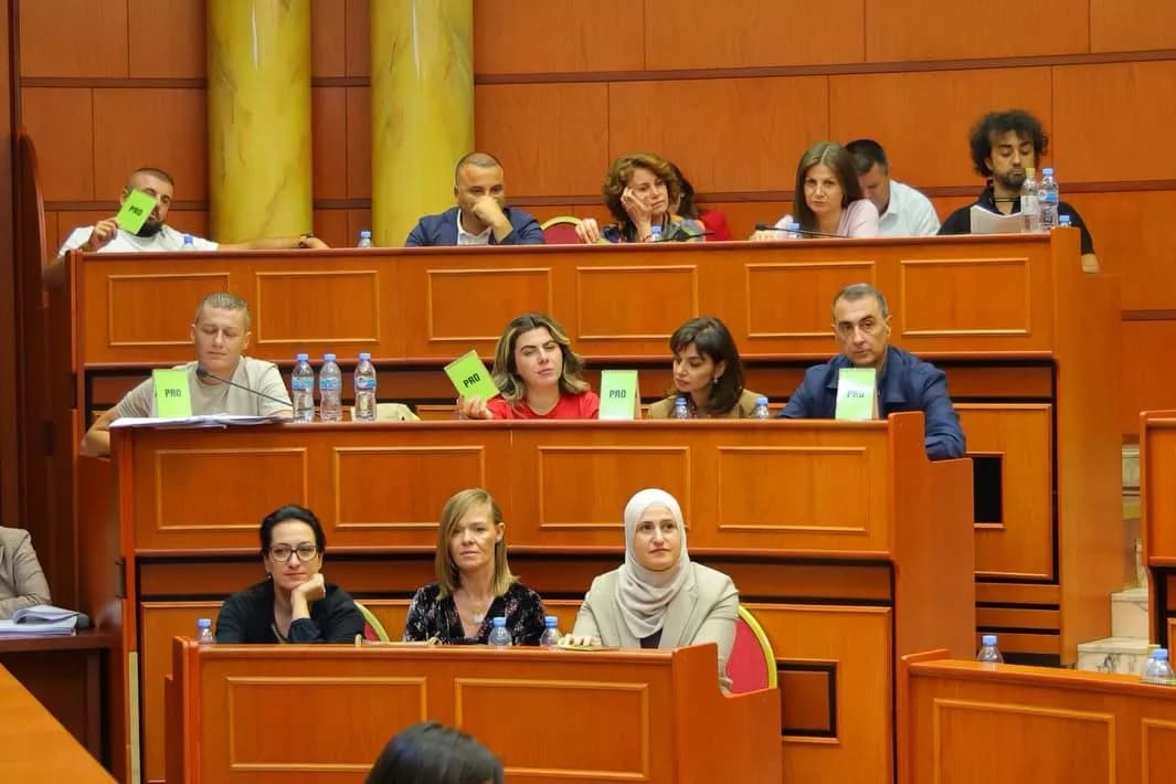 Thaçi, Veseli, Krasniqi dhe Selimi shpallen “Qytetarë Nderi” të Tiranës
