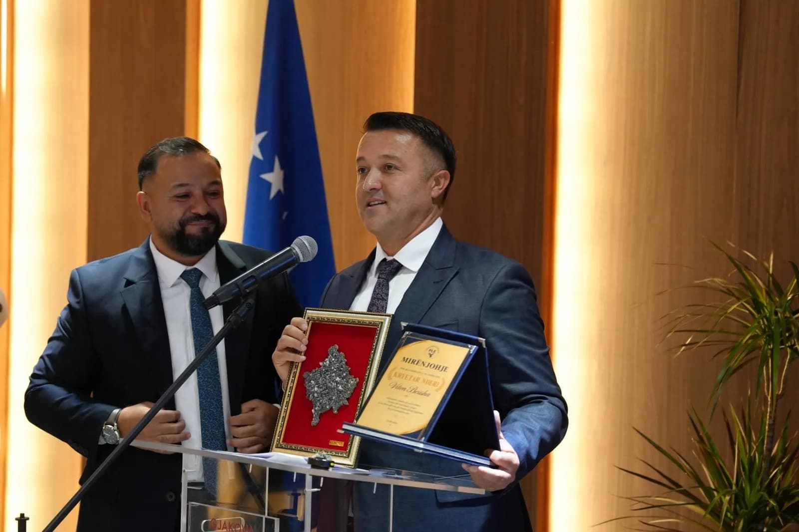 Lëshon pe Veton Berisha, dorëzon mandatin si kryetar i PLE-së