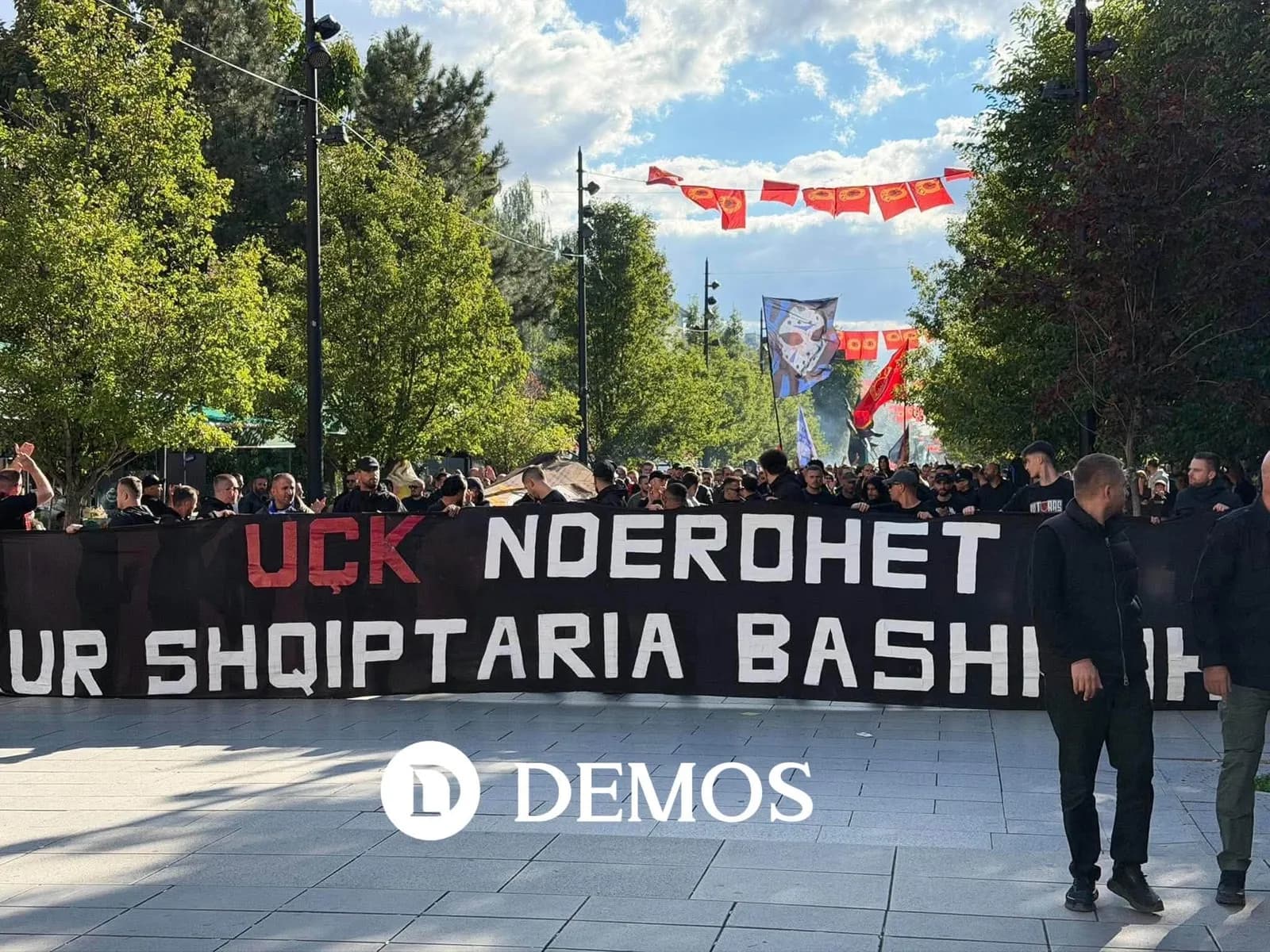 "Mora fjalë" jehon në Prishtinë, tifo-grupet i këndojnë heroit Adem Jashari