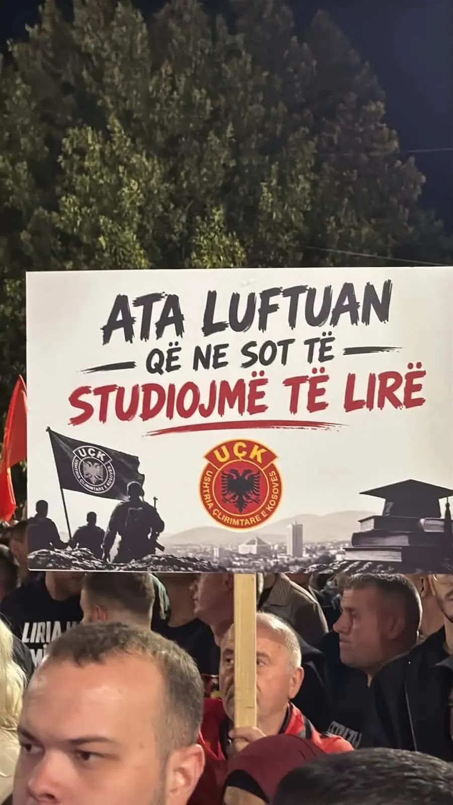“OKEJ” - “Unë të dua…” – Disa prej pankartave që ranë në sy në ditën e 6-të të protestës