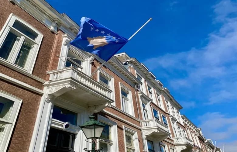 Ambasada e Kosovës në Hagë thirrje qytetarëve që të ruajnë qetësinë pas eskalimit të situatës me policinë holandeze: Dhuna nuk lejohet