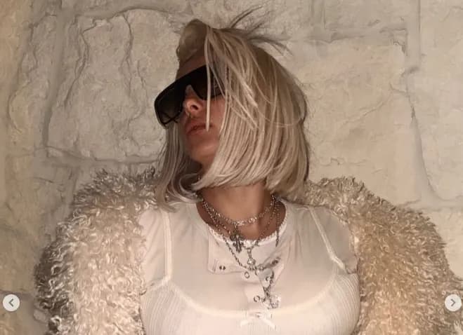 Bebe Rexha shfaqet para VMAs, lë fansat pa fjalë me pamjen e saj