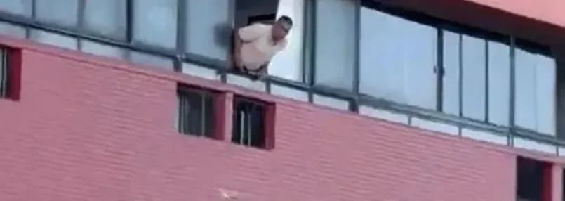 Video/ U kap mat me gruan e një tjetri, momenti i frikshëm kur burri bie nga dritarja teksa tentoi të arratisej