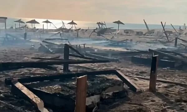 Zjarr i madh në Plazhin e Madh të Ulqinit, flakët përfshijnë shezlongë