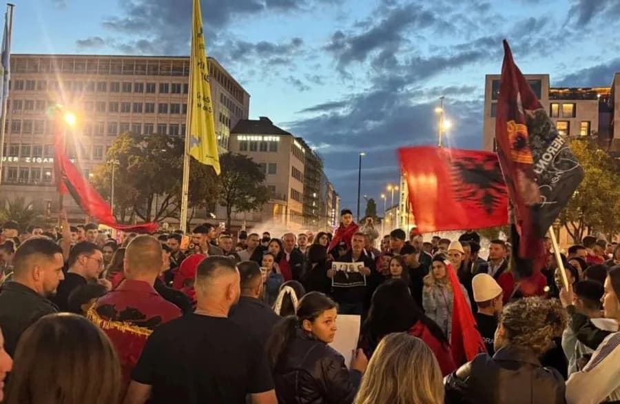 Diaspora vazhdon protestat kundër vendimit të Speciales, tubime edhe në Londër e Francë
