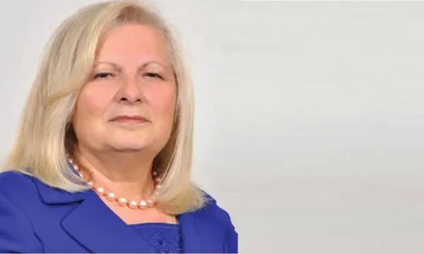 Familja njofton për detajet e ceremonisë së varrimit të Flora Brovinës