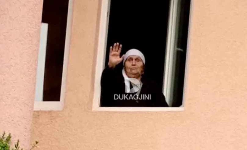 Publikohet fotografia e nënës së Hashim Thaçit ditën kur e përcjelli djalin për në Hagë