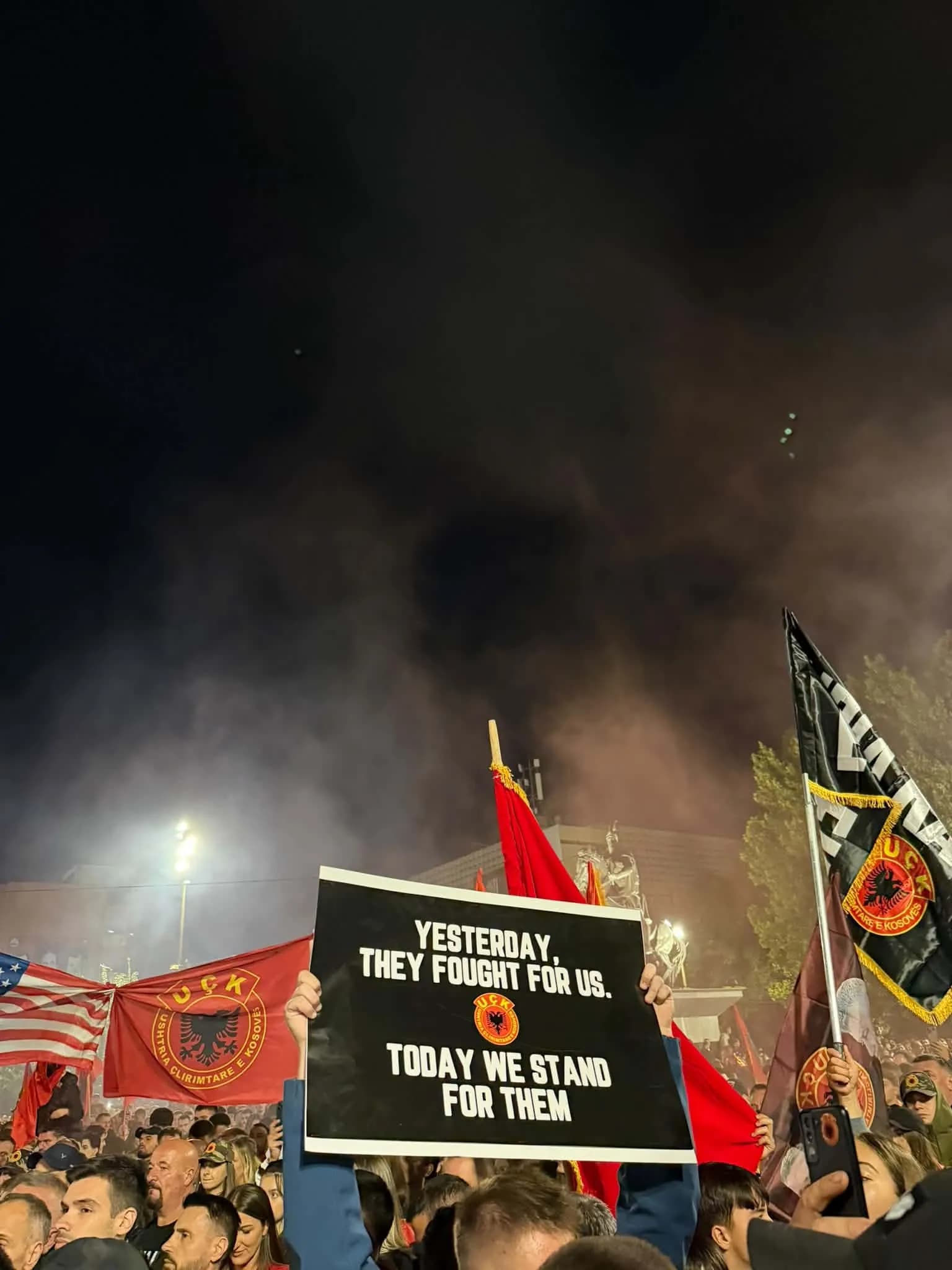 Dy orë me “UÇK” dhe “Jo në emrin tim”, përfundon nata e gjashtë e protestës në Prishtinë