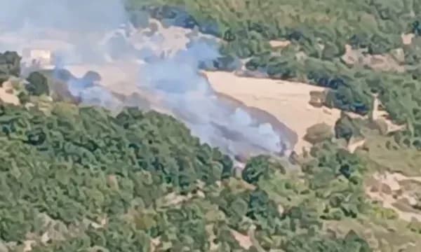 Tre vatra zjarri përfshijnë Kukësin, flakët aktivizohen në Tërthore dhe Zapod, era vështirëson ndërhyrjen e zjarrfikësve