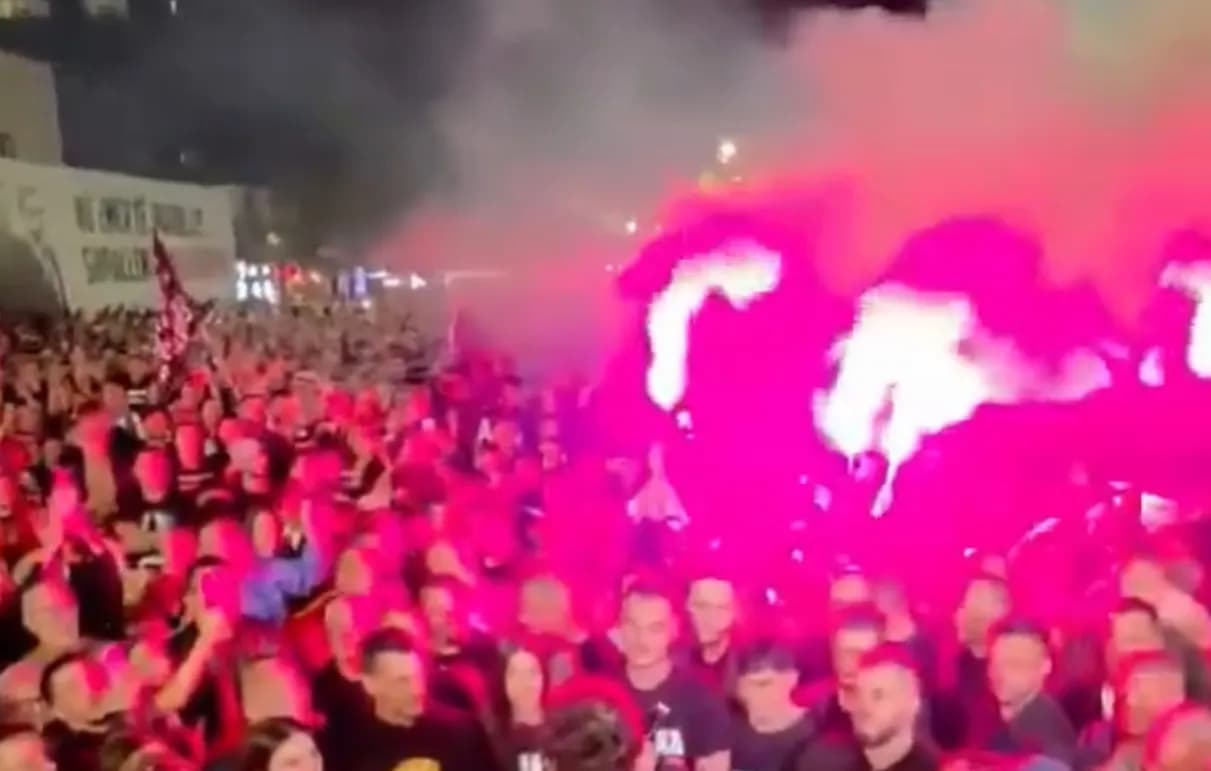 Protestuesit ndezin flakadan nën thirrjet ‘‘UÇK’’, mijëra pjesëmarrës në Prishtinë
