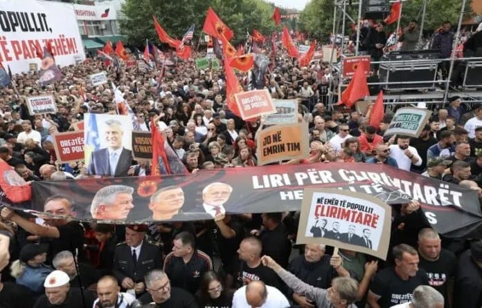 “Liria Ka Emër” publikon oraret e nisjes së autobusëve për protestën e 1 tetorit