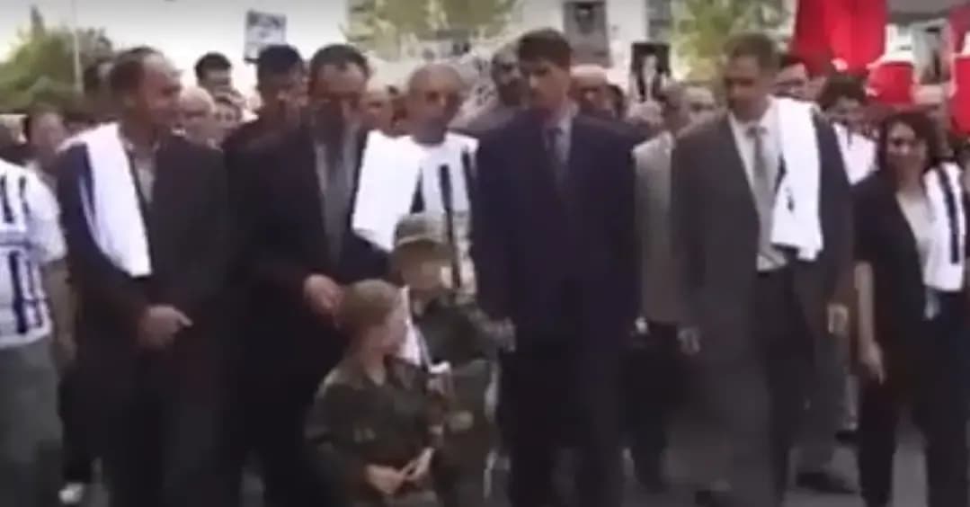 Pamje të papara: Si fëmijë marshonte me Thaçin, sot Çlirimi marshon për të dhe shokët e tij