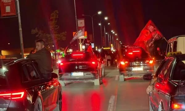 Pamje nga rrugët e Prishtinës, numër i madh i protestuesve nisen përsëri drejt zyrave të EULEX’it