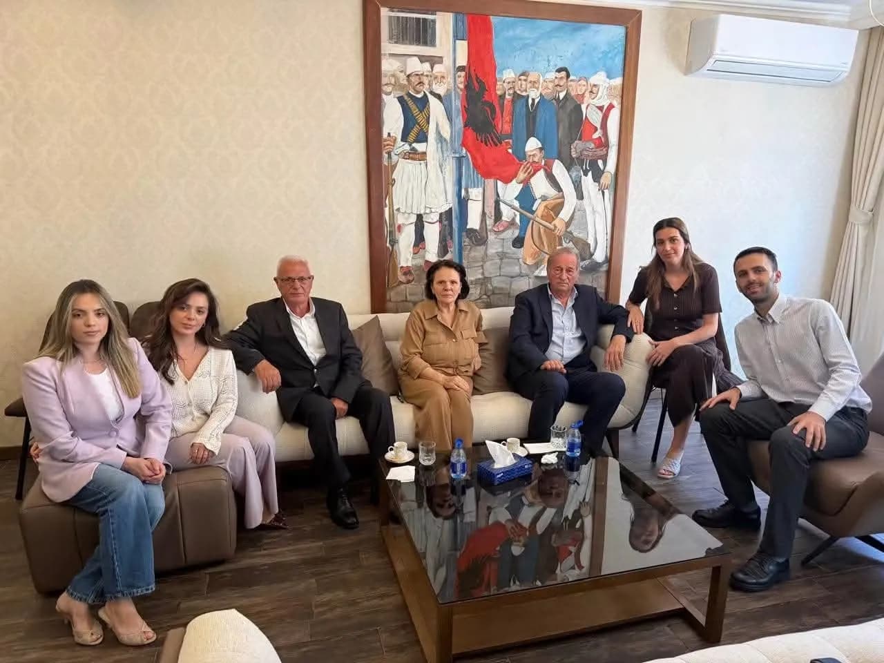 Azem Syla viziton familjet e ish-krerëve të UÇK-së: Kjo sfidë është e mbarë kombit