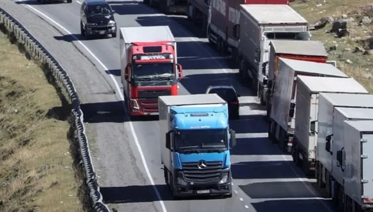 Nesër pa kufizime për kamionët mbi 20 tonë në autostradë