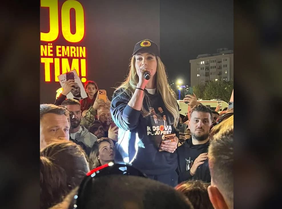 “Jo në emrin tonë!”, Leonora Jakupi me fjalim të fuqishëm nga sheshi